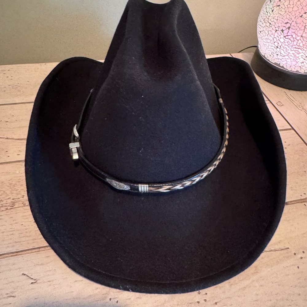 Capas Design- you shape it Hat with removable Braided Band